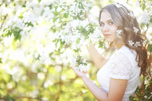 Portretul Unei Tinere Femei Frumoase Flori Măr Grădina Primăvară — Fotografie, imagine de stoc