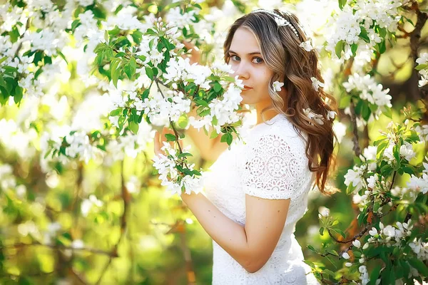 Portret Van Jonge Mooie Vrouw Een Voorjaar Bloeiende Park Apple — Stockfoto