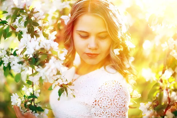 Портрет Молодої Красивої Жінки Цвітінням Яблуні Навесні Саду — стокове фото
