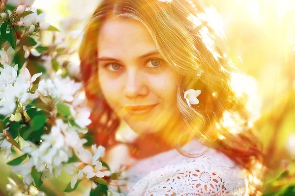 Portret Van Jonge Mooie Vrouw Een Voorjaar Bloeiende Park Apple — Stockfoto