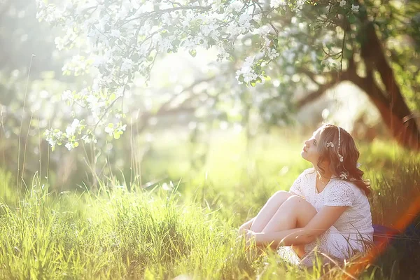 春の庭のリンゴの木花と若い美しい女性の肖像画 — ストック写真