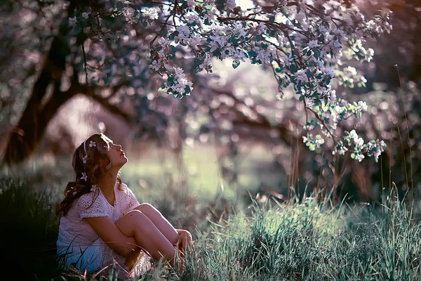 Ritratto Giovane Bella Donna Con Fiore Melo Nel Giardino Primaverile — Foto Stock