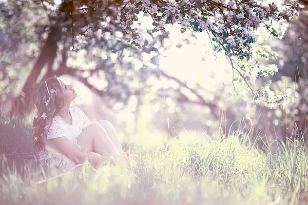 Porträt Einer Jungen Schönen Frau Einem Frühlingshaft Blühenden Park Apfelblüte — Stockfoto