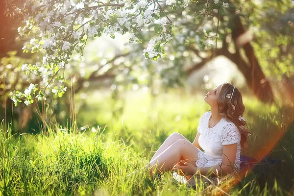 Portret Młodej Kobiety Piękne Parku Kwitnące Wiosną Apple Blossom — Zdjęcie stockowe