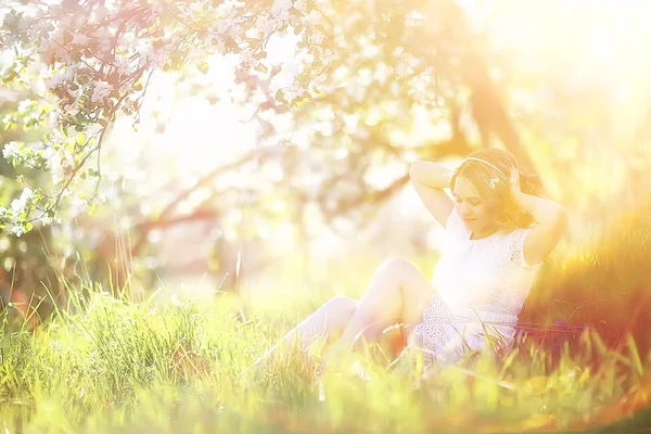 Portret Młodej Kobiety Piękne Drzewa Jabłoni Spring Garden — Zdjęcie stockowe