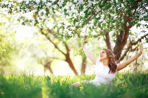 Portrait Young Beautiful Woman Spring Blooming Park Apple Blossom Royalty Free Stock Photos