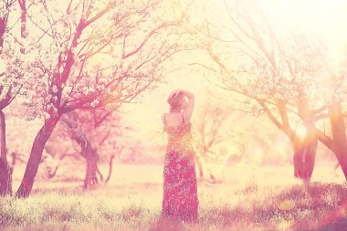 elma ağacı çiçeği bahar bahçe olan güzel kadın portresi 