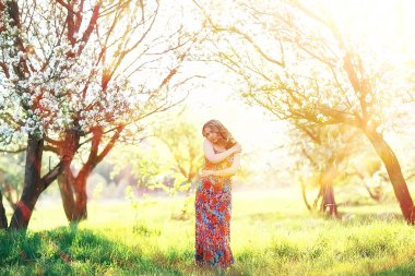 bir bahar çiçek açan Park, elma çiçeği genç güzel kadın portresi