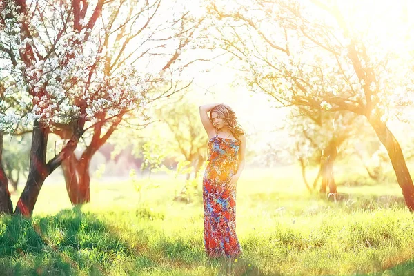 春の庭のリンゴの木花と若い美しい女性の肖像画 — ストック写真
