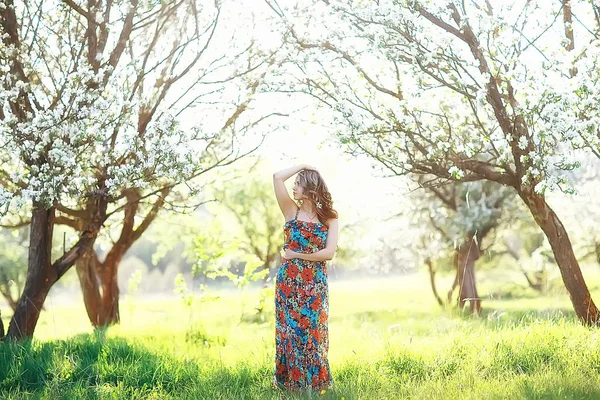 Bir Bahar Çiçek Açan Park Elma Çiçeği Genç Güzel Kadın — Stok fotoğraf