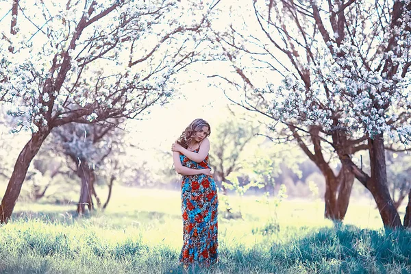 Ritratto Giovane Bella Donna Parco Fiorito Primaverile Fiore Mela — Foto Stock