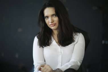 Güzellik ve moda, genç çekici kadın portresi kavramı 