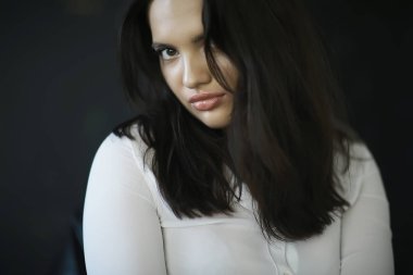 Güzellik ve moda, genç çekici kadın portresi kavramı 