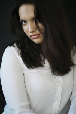 Güzellik ve moda, genç çekici kadın portresi kavramı 