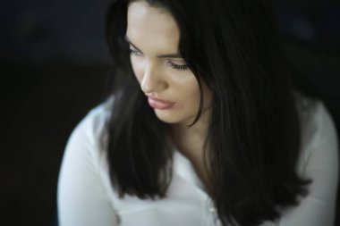 Güzellik ve moda, genç çekici kadın portresi kavramı 