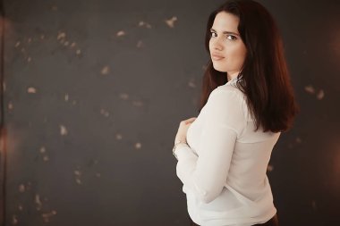 Güzellik ve moda, genç çekici kadın portresi kavramı 