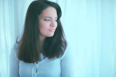 Güzellik ve moda, genç çekici kadın portresi kavramı 