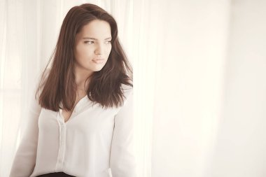 Güzellik ve moda, genç çekici kadın portresi kavramı 