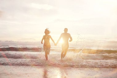 mutlu aşk çift, sahil boyunca çalışan sağlıklı dinlenme, spor etkinlik, yaz tatili