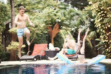 mutlu arkadaş Hotel yaz havuzda eğleniyor 