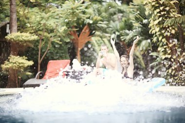 mutlu arkadaş Hotel yaz havuzda eğleniyor 