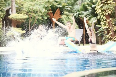 mutlu arkadaş Hotel yaz havuzda eğleniyor 