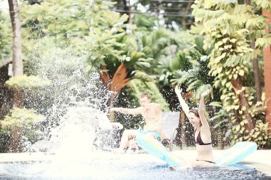 mutlu arkadaş Hotel yaz havuzda eğleniyor 