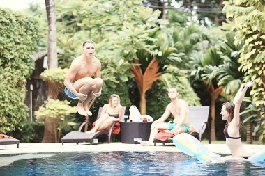 mutlu arkadaş Hotel yaz havuzda eğleniyor 