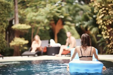 mutlu arkadaş Hotel yaz havuzda eğleniyor 