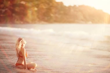 meditasyon ve yoga sahilde. Deniz kıyısında yoga yaparken genç kadın