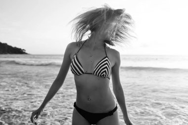 mutlu genç kadın eğleniyor ve kumsalda, özgürlük ve yaz tatil kavramı atlama