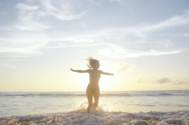 ocean beach, Tayland mutlu genç kadın. Yaz tatili kavramı
