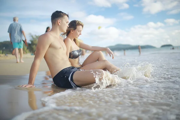 Amantes Playa Arena Joven Mujer Relajarse Costa Del Mar Concepto —  Fotos de Stock