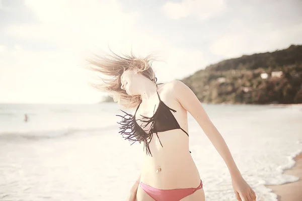 海のビーチ タイで幸せな若い女 夏休みの概念 — ストック写真