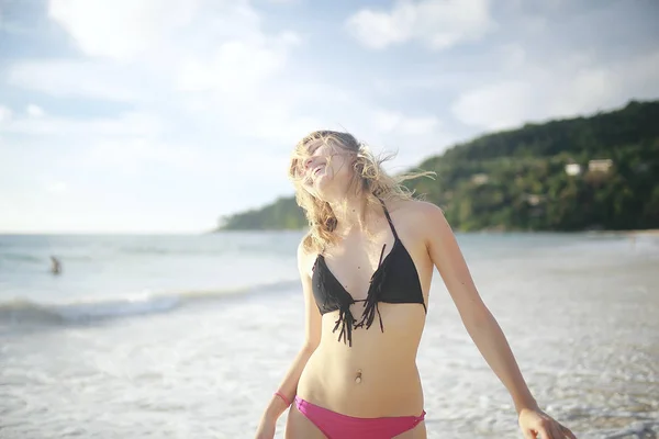 Szczęśliwa Młoda Kobieta Jest Dobra Zabawa Skoki Plaży Koncepcja Wolności — Zdjęcie stockowe