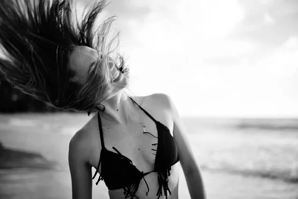 Szczęśliwa Młoda Kobieta Ocean Beach Tajlandia Koncepcja Lato Wakacje — Zdjęcie stockowe