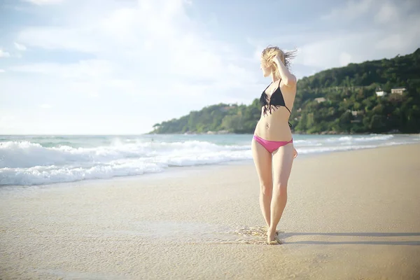 Счастливая Молодая Женщина Веселится Прыгает Пляже Концепция Свободы Летнего Отдыха — стоковое фото
