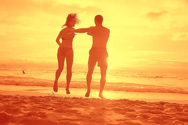 Silhouetten Van Jonge Gelukkige Geliefden Aan Zandstrand Zonsondergang Wittebroodsweken Voor — Stockfoto