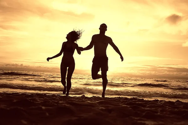 Silhuetas Jovens Amantes Felizes Praia Areia Vista Pôr Sol Lua — Fotografia de Stock