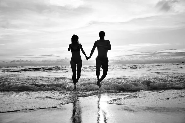 Silhuetas Jovens Amantes Felizes Praia Areia Vista Pôr Sol Lua — Fotografia de Stock