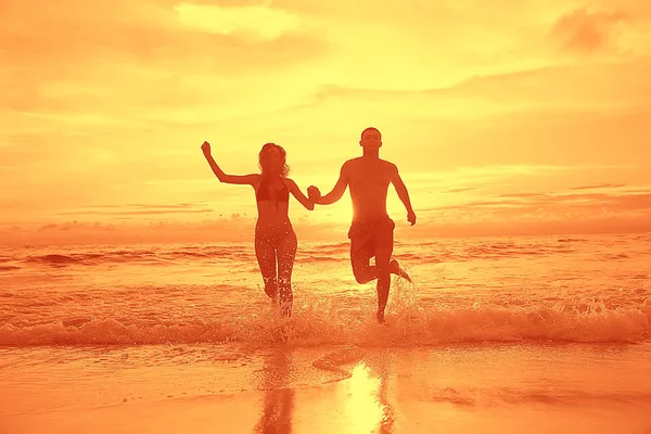 Silhouette Giovani Amanti Felici Sulla Spiaggia Sabbiosa Vista Sul Tramonto — Foto Stock