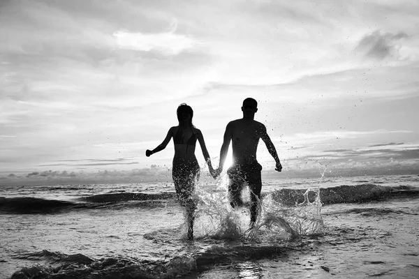 Casal Amor Feliz Correndo Longo Praia Descanso Saudável Atividade Esportiva — Fotografia de Stock