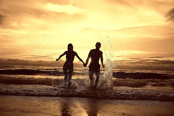 Siluetas Jóvenes Amantes Felices Playa Arena Vista Atardecer Luna Miel —  Fotos de Stock