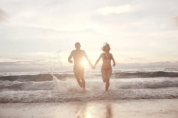 Lycklig Kärlek Par Kör Längs Stranden Sport Friska Resten Aktivitet — Stockfoto