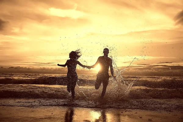 Siluetter Unga Lyckliga Älskande Sandstrand Solnedgången Smekmånad Nygifta Sea Resort — Stockfoto