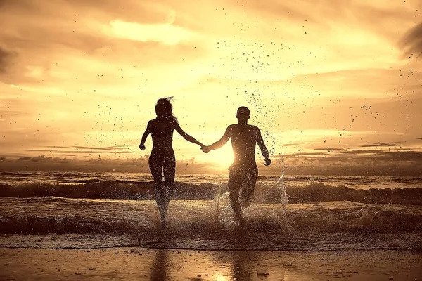 Felice Coppia Amore Che Corre Lungo Spiaggia Riposo Sano Attività — Foto Stock