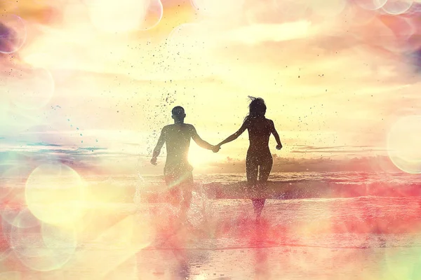 愉快的情侣沿着海滩奔跑 健康休息 运动活动 — 图库照片