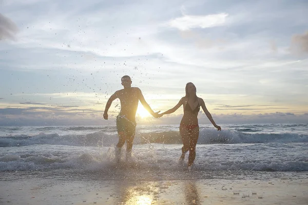 Felice Coppia Amore Che Corre Lungo Spiaggia Riposo Sano Attività — Foto Stock