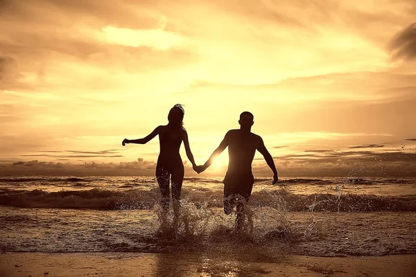 Siluety Mladých Šťastný Milenců Písečnou Pláž Západ Slunce Líbánky Novomanželé — Stock fotografie