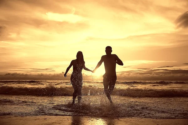 Silhouetten Van Jonge Gelukkige Geliefden Aan Zandstrand Zonsondergang Wittebroodsweken Voor — Stockfoto